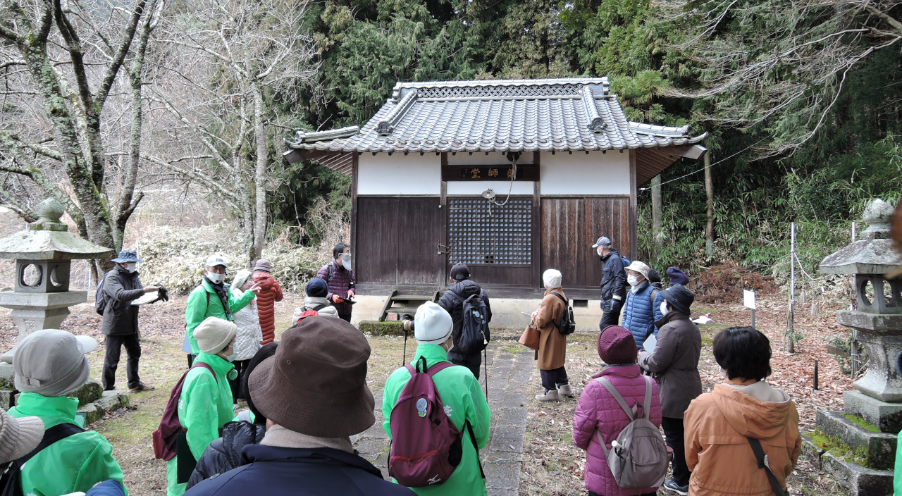 岩原のお薬師様を見学する参加者のみなさん