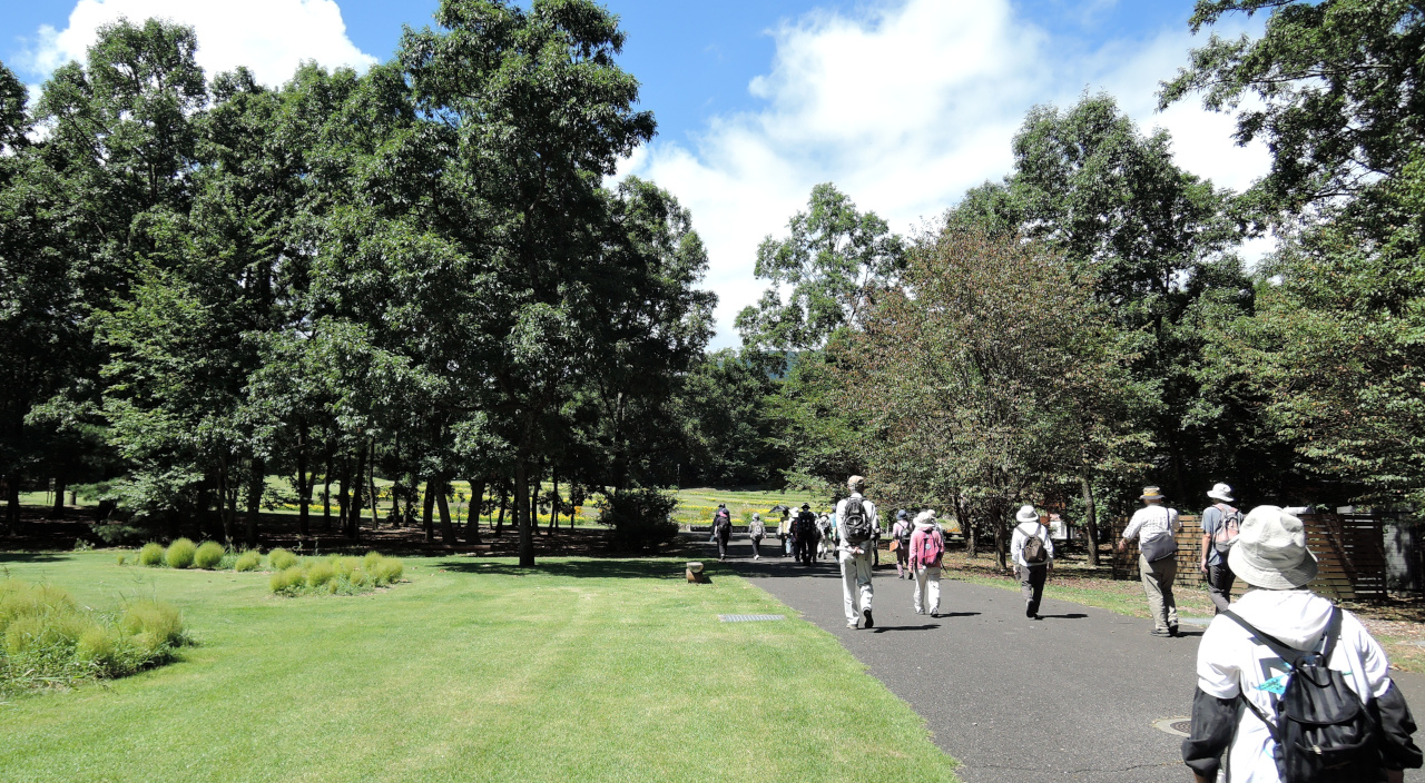 国営公園内を岩原の隣の牧地区に向かう参加者のみなさん