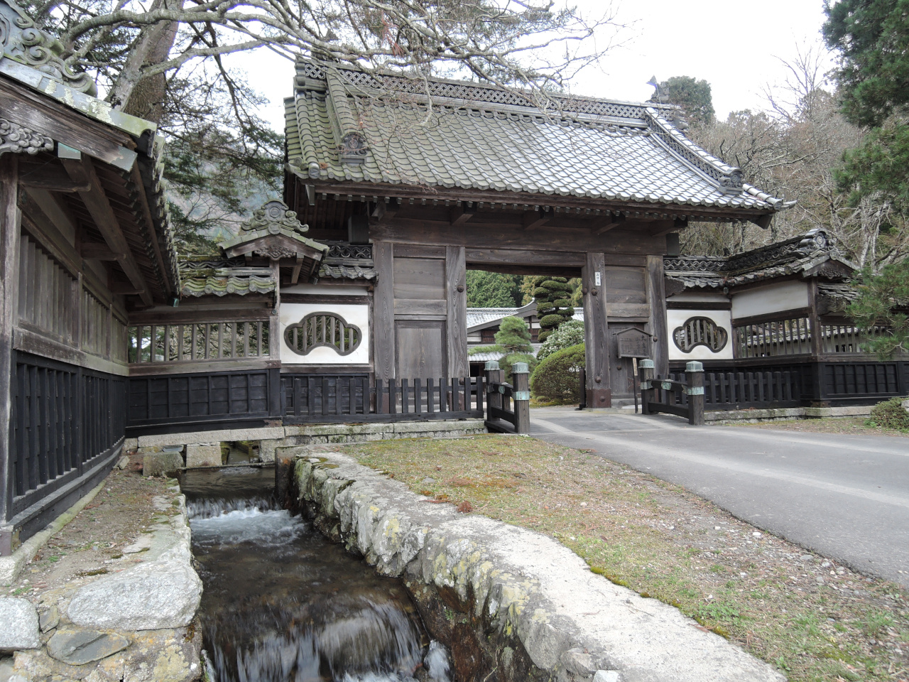 立派な旧大庄屋山口家の門